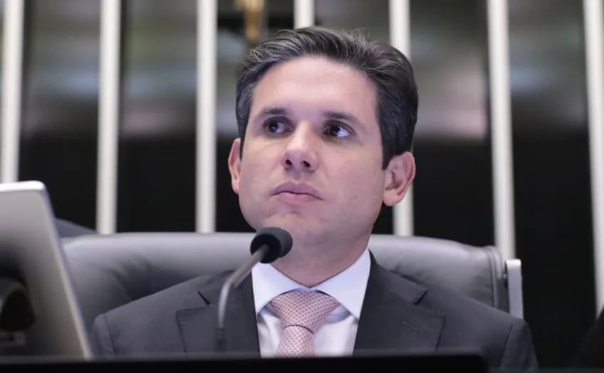 Hugo Motta pede "ponto de equilíbrio" em meio a impasse sobre impeachment no STF