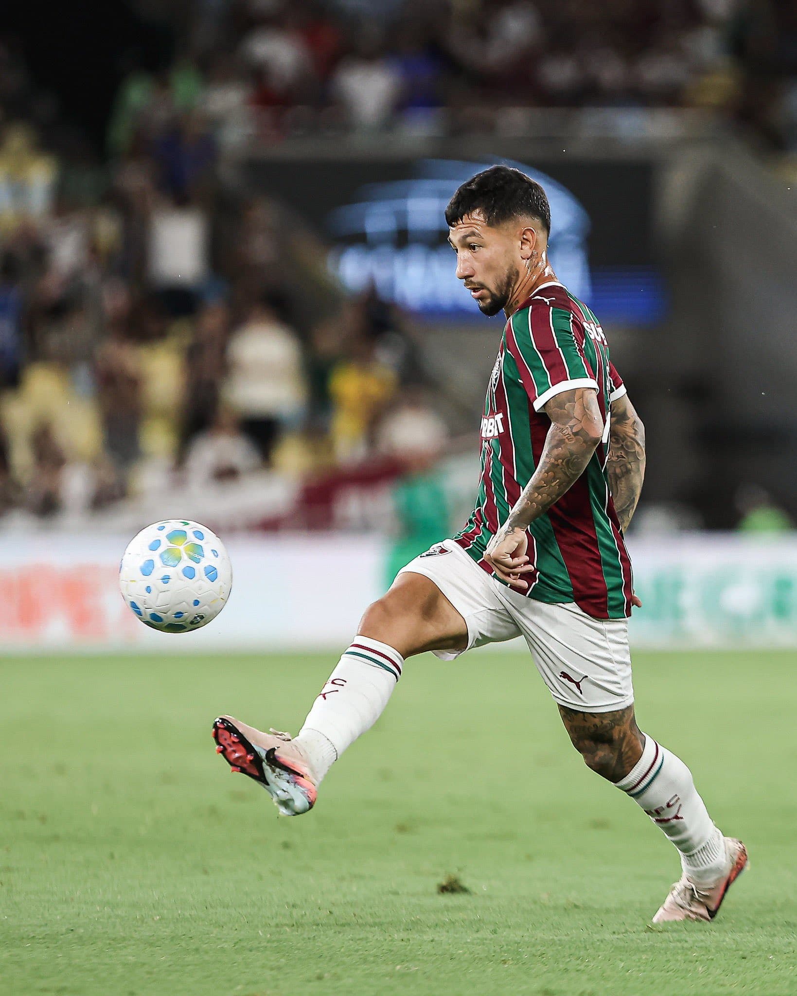 Lucho Acosta sofre lesão no joelho esquerdo e desfalca Fluminense por até um mês