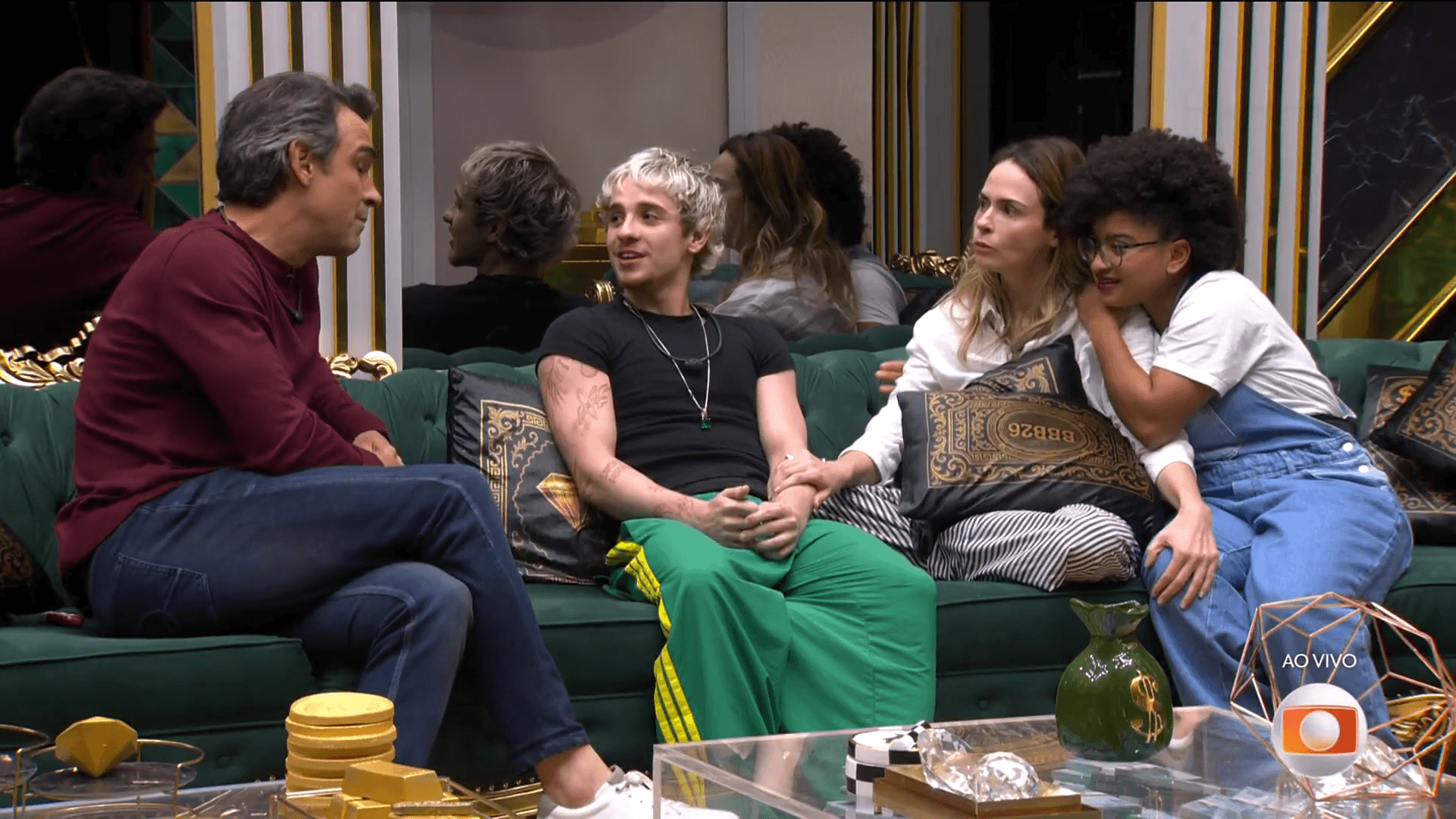 Tadeu Schmidt invade casa do BBB 26 e surpreende finalistas: "Não tô acreditando que estou aqui com vocês!"